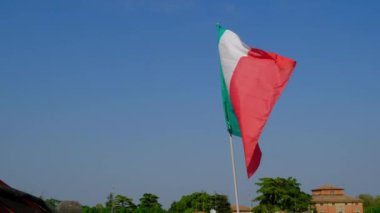 Mavi gökyüzünde sallanan İtalyan bayrağı