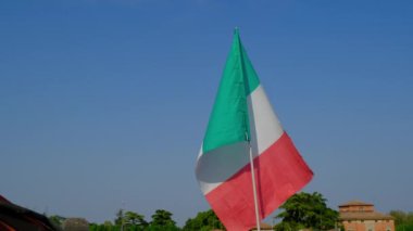 Mavi gökyüzünde sallanan İtalyan bayrağı