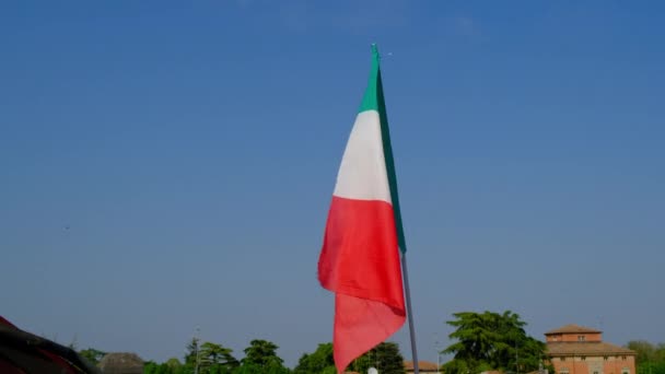 Italiaanse Vlag Zwaaiend Blauwe Lucht — Stockvideo