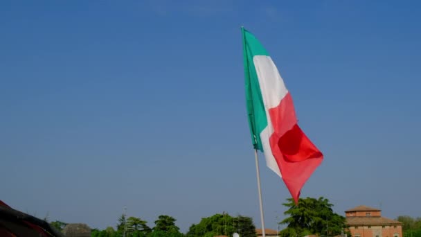 Italiaanse Vlag Zwaaiend Blauwe Lucht — Stockvideo