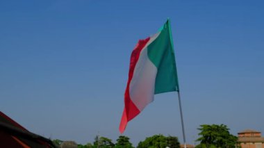 Mavi gökyüzünde sallanan İtalyan bayrağı