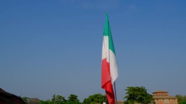 Mavi gökyüzünde sallanan İtalyan bayrağı