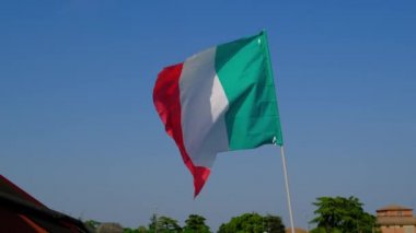 Mavi gökyüzünde sallanan İtalyan bayrağı