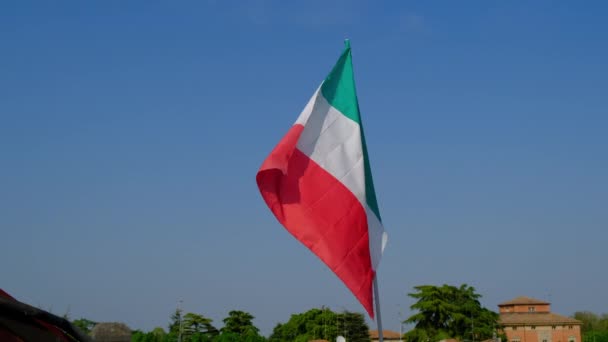 Italiensk Flagga Viftar Över Blå Himmel — Stockvideo
