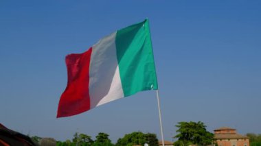 Mavi gökyüzünde sallanan İtalyan bayrağı