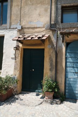 İtalya 'nın Lazio eyaletinin Viterbo iline bağlı Calcata kasabasının tarihi caddeleri. Yüksek kalite fotoğraf