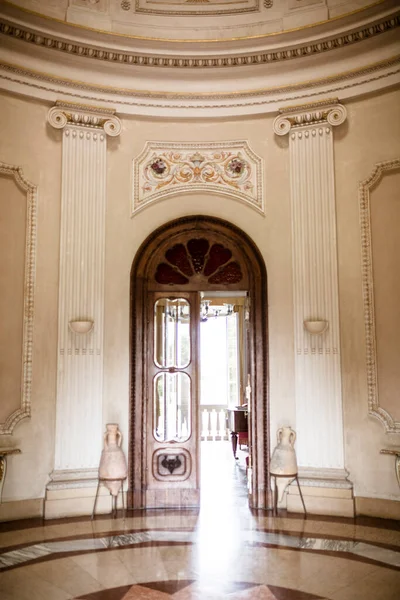 Kreisförmiges Zimmer Mit Eingang Einem Luxuriösen Alten Haus Hochwertiges Foto — Stockfoto