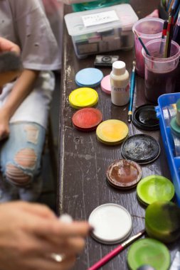 Waffle renkleri ve vücut boyama kalemleri. Yüksek kalite fotoğraf