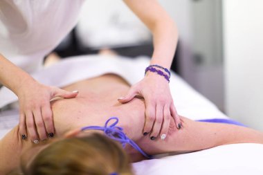 Sırta ve kürek kemiklerine masaj. Yüksek kalite fotoğraf