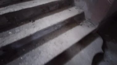 Terk edilmiş büyük bir evde metal merdiven.