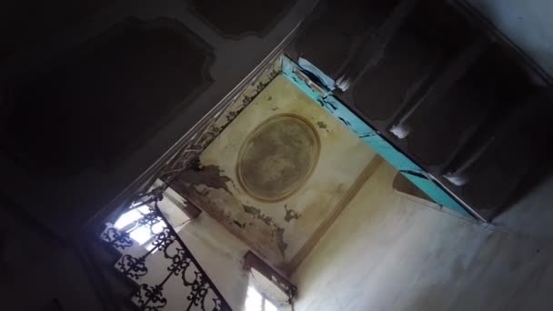 Escada Metal Uma Grande Casa Abandonada — Vídeo de Stock