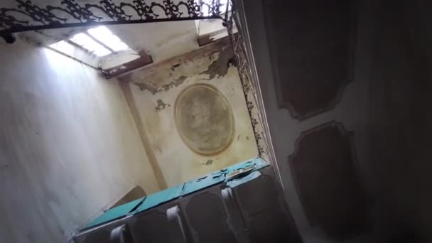 Μεταλλική Σκάλα Ένα Μεγάλο Εγκαταλελειμμένο Σπίτι — Αρχείο Βίντεο