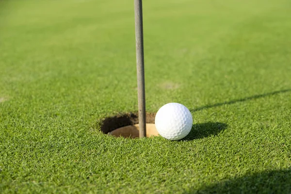 Míček Golfovém Hřišti Poblíž Jamky Kvalitní Fotografie — Stock fotografie