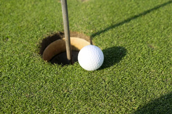 Bola Campo Golfe Perto Buraco Foto Alta Qualidade — Fotografia de Stock