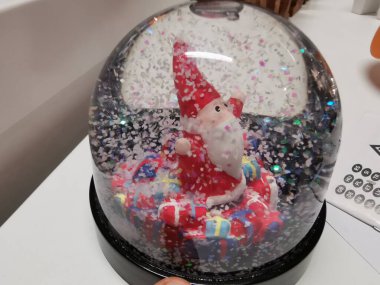 Su, Noel Baba ve kar taneleriyle dolu bir top. Yüksek kalite fotoğraf