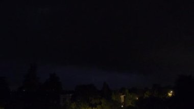 İtalya 'da gökyüzü siyah şimşek fırtınası 