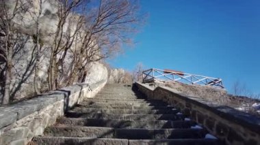 Güzel İtalyan esmer kız fotoğraf stüdyosunda poz veriyor.