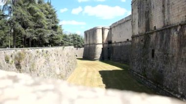 Ortaçağ kalesi L 'Aquila Abruzzo İtalya hendekli dış duvarları