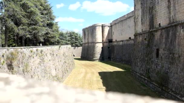 Middeleeuws Kasteel Van Aquila Abruzzo Italië Buitenmuren Met Gracht — Stockvideo