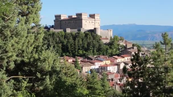 Middeleeuws Kasteel Van Celano Abruzzo Italië Buitenmuren Panorama Van Heuvel — Stockvideo