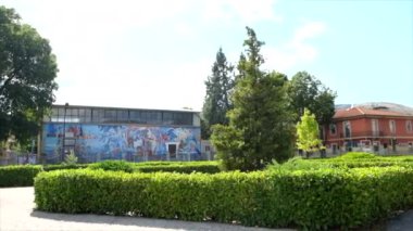 Güzel İtalyan esmer kız fotoğraf stüdyosunda poz veriyor.