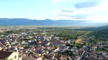 Güzel İtalyan esmer kız fotoğraf stüdyosunda poz veriyor.