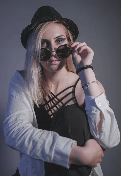 Beautiful Blonde Girl Posing Photo Studio Sunglasses Hat High Quality — Stok fotoğraf