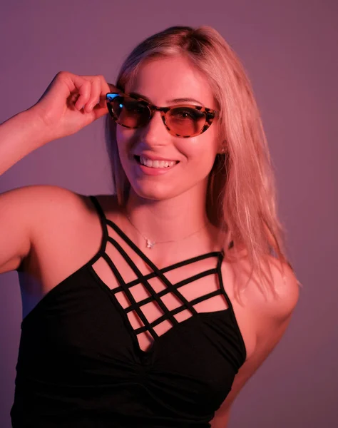 Beautiful Blonde Girl Posing Photo Studio Sunglasses High Quality Photo — Stockfoto