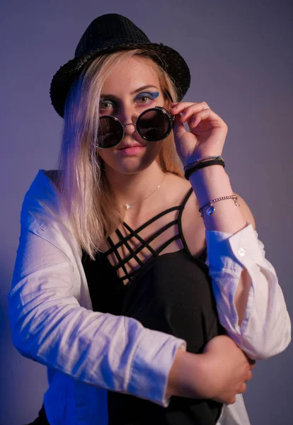 Красива Блондинка Позує Фотостудії Сонцезахисними Окулярами Капелюхом Високоякісна Фотографія — стокове фото