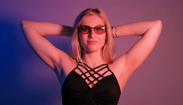 Beautiful Blonde Girl Posing Photo Studio Sunglasses High Quality Photo —  Fotos de Stock