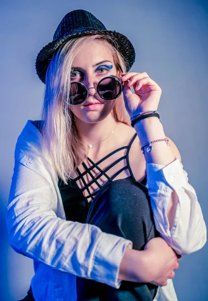 Beautiful Blonde Girl Posing Photo Studio Sunglasses Hat High Quality — Stok fotoğraf