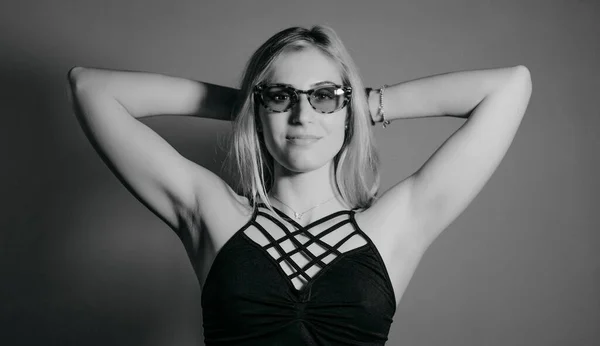 Schöne Blonde Mädchen Posiert Fotostudio Mit Sonnenbrille Foto Hoher Qualität — Stockfoto