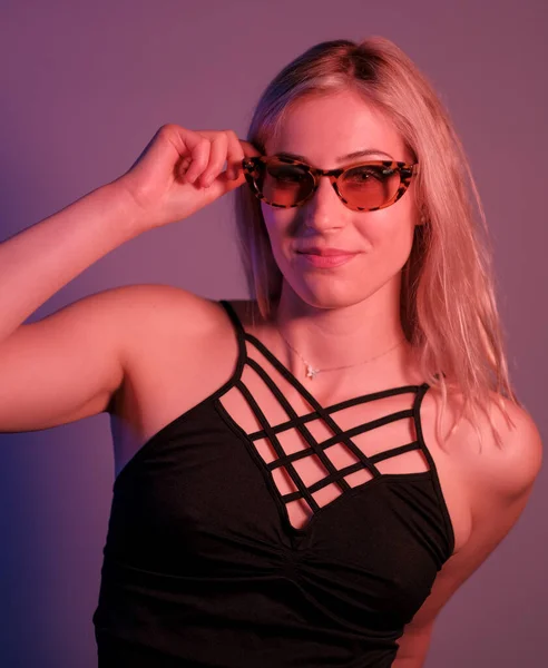 Beautiful Blonde Girl Posing Photo Studio Sunglasses High Quality Photo — Stockfoto