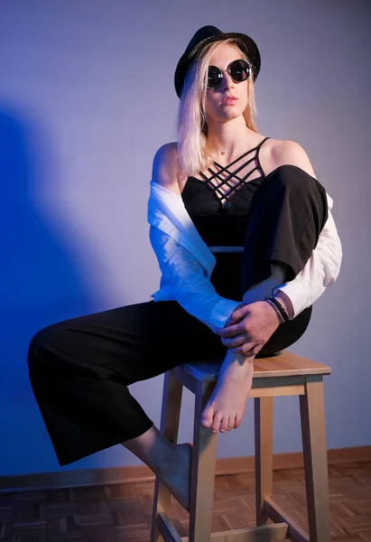 Beautiful Blonde Girl Posing Photo Studio Sunglasses Hat High Quality — ストック写真