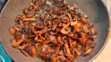 Güzel İtalyan esmer kız fotoğraf stüdyosunda poz veriyor.