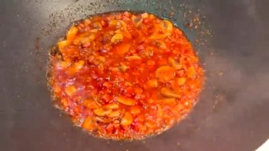 Domates ve mantar soslu ragu sotelenmiş.