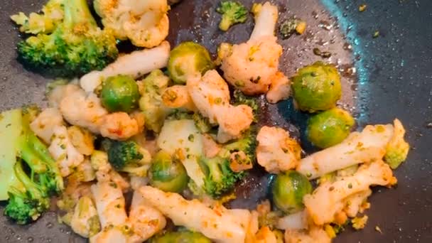 Broccoli, cavoli e cavoletti di Bruxelles che cucinano in un wok — Video Stock