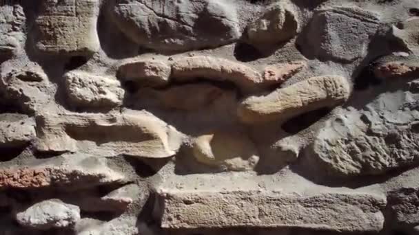 Vecchio muro di pietra e mattoni modello di sfondo nella giornata di sole — Video Stock