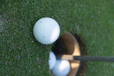 Top deliğin yanındaki golf sahasında. Yüksek kalite fotoğraf