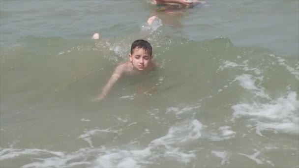 Hermoso niño en el mar juega en las olas en Rímini Riccione Italia — Vídeos de Stock