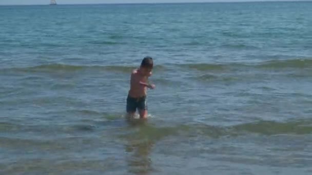 Schönes Kind am Meer spielt in den Wellen in Rimini Riccione Italien — Stockvideo