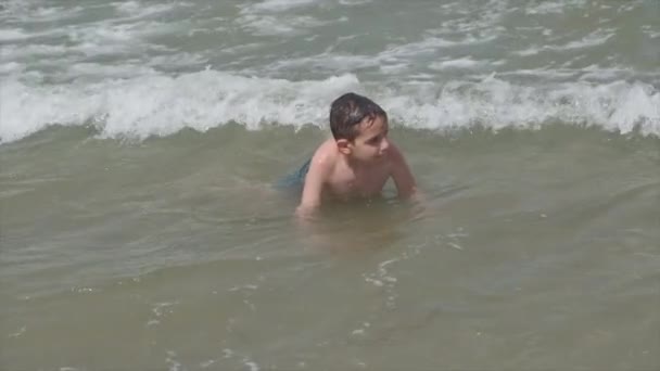 Schönes Kind am Meer spielt in den Wellen in Rimini Riccione Italien — Stockvideo