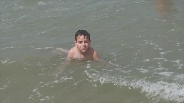 Schönes Kind am Meer spielt in den Wellen in Rimini Riccione Italien — Stockvideo