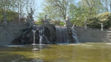Güneşli bir günde İtalya 'nın Torino kentindeki Valentino parkında şelaleli bir çeşme