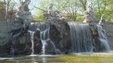 Güneşli bir günde İtalya 'nın Torino kentindeki Valentino parkında şelaleli bir çeşme