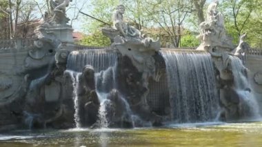 Güneşli bir günde İtalya 'nın Torino kentindeki Valentino parkında şelaleli bir çeşme