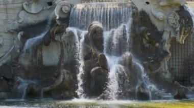 Güneşli bir günde İtalya 'nın Torino kentindeki Valentino parkında şelaleli bir çeşme