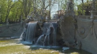 Güneşli bir günde İtalya 'nın Torino kentindeki Valentino parkında şelaleli bir çeşme
