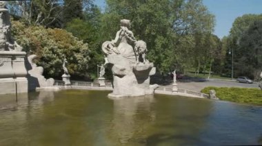 Güneşli bir günde İtalya 'nın Torino kentindeki Valentino parkında şelaleli bir çeşme