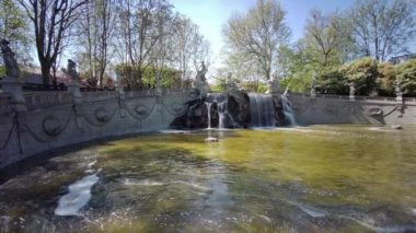Güneşli bir günde İtalya 'nın Torino kentindeki Valentino parkında şelaleli bir çeşme